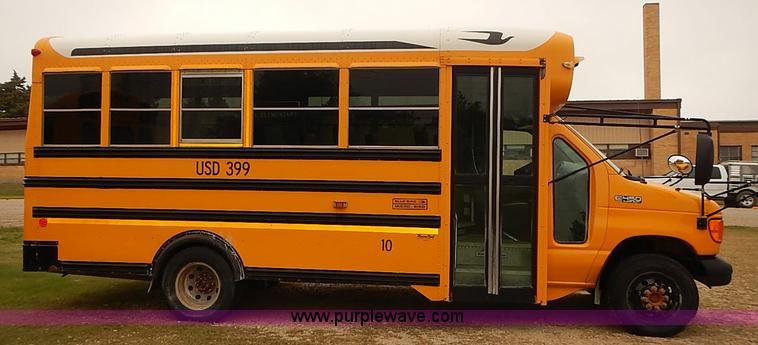 image for item J3056 2004 Ford 801 school bus