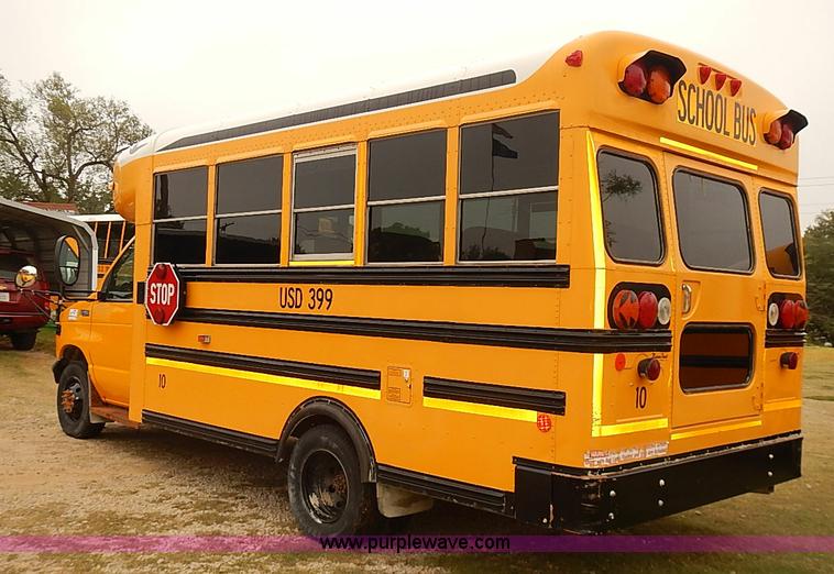 image for item J3056 2004 Ford 801 school bus
