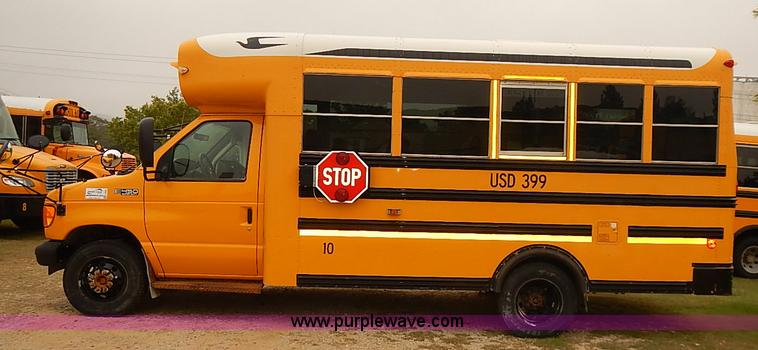image for item J3056 2004 Ford 801 school bus