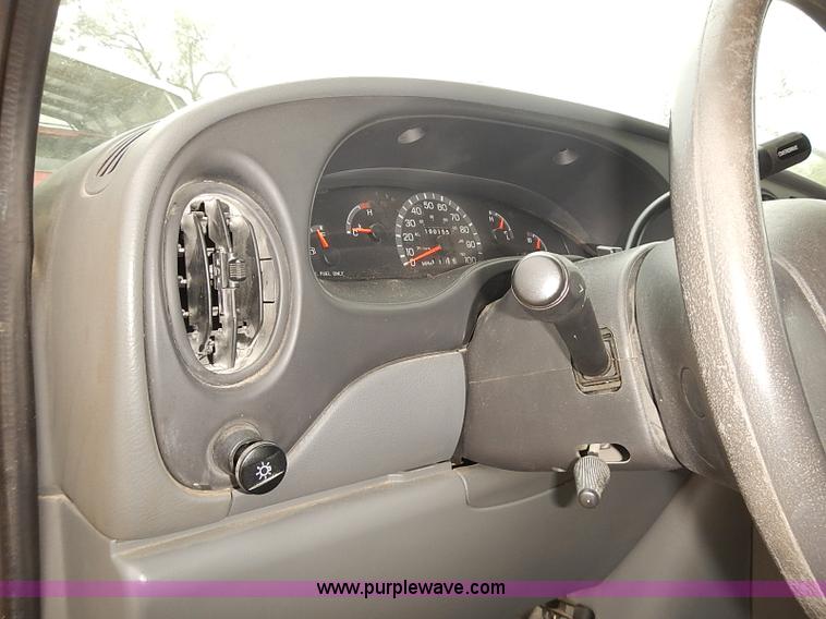 image for item J3056 2004 Ford 801 school bus