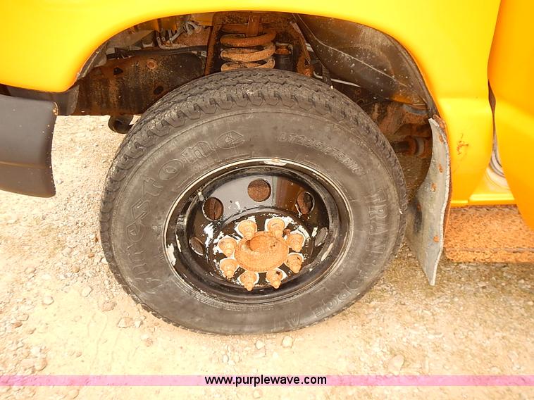 image for item J3056 2004 Ford 801 school bus