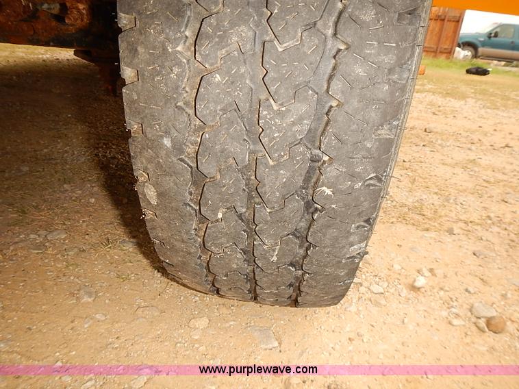 image for item J3056 2004 Ford 801 school bus