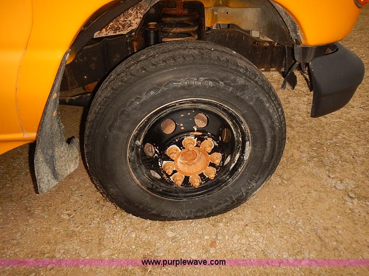image for item J3056 2004 Ford 801 school bus