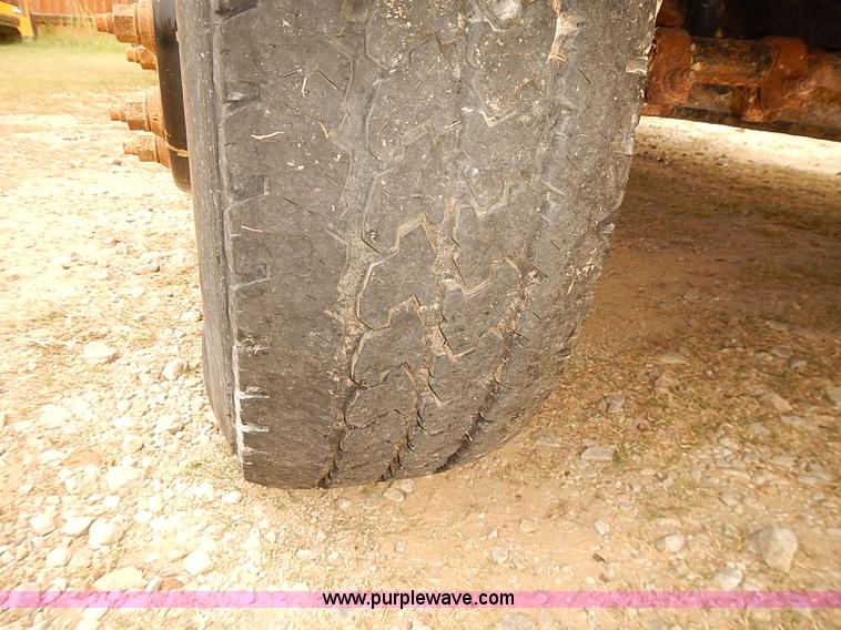 image for item J3056 2004 Ford 801 school bus