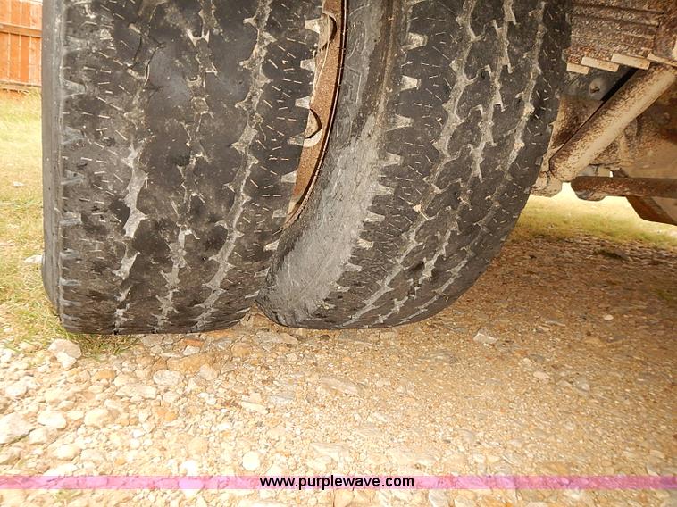 image for item J3056 2004 Ford 801 school bus