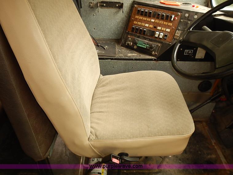 image for item J3086 1995 International 3800 school bus