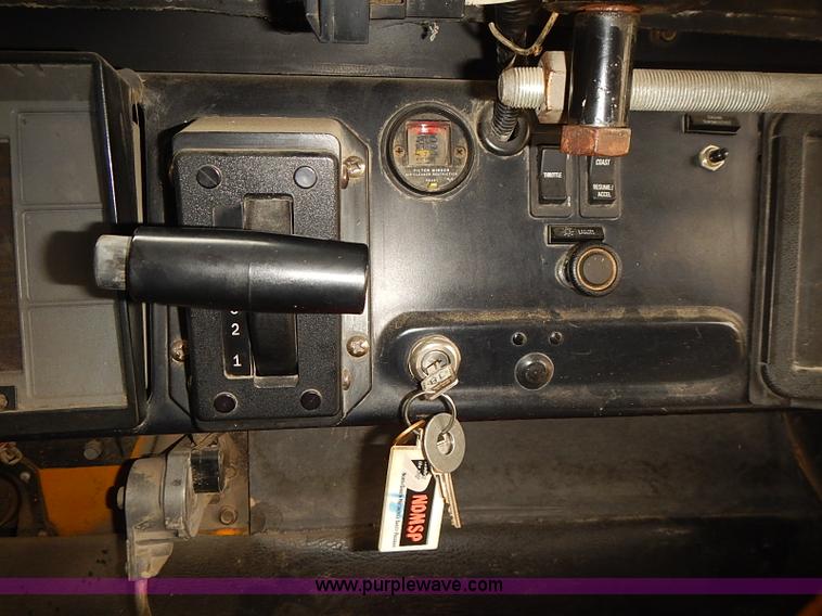 image for item J3086 1995 International 3800 school bus