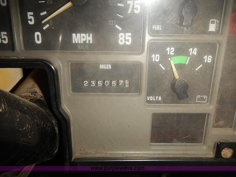 image for item J3090 1995 International 3800 school bus