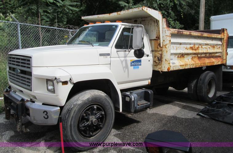 image for item J3421 1996 Ford F700 dump truck