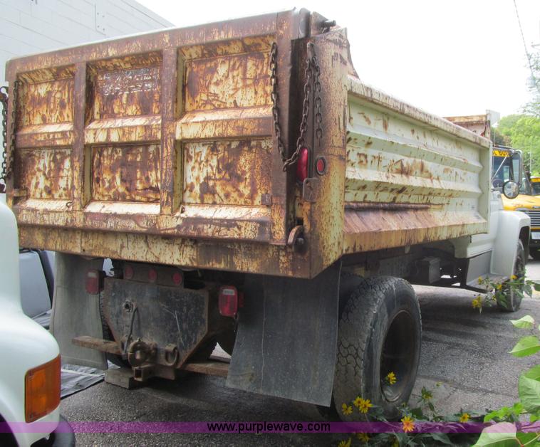 image for item J3421 1996 Ford F700 dump truck