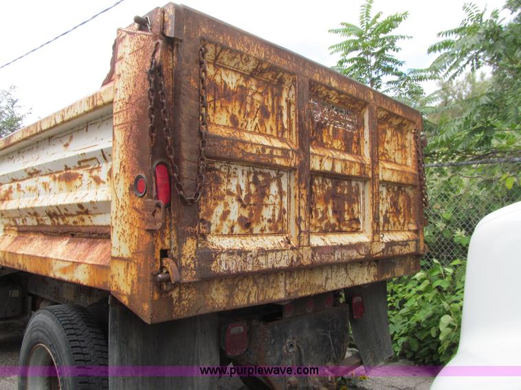 image for item J3421 1996 Ford F700 dump truck