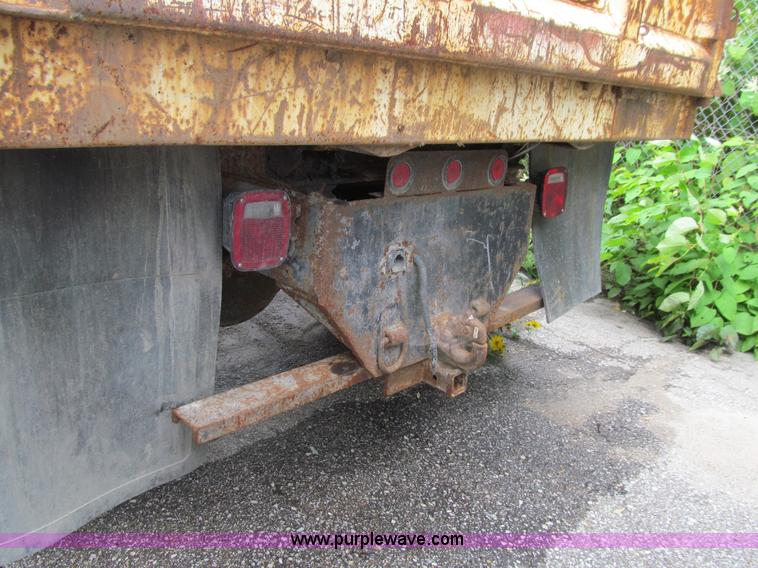 image for item J3421 1996 Ford F700 dump truck