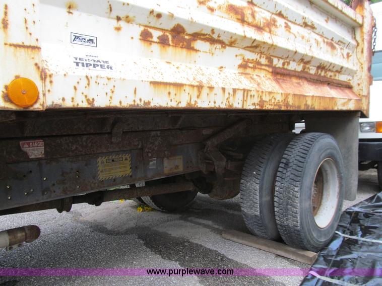 image for item J3421 1996 Ford F700 dump truck