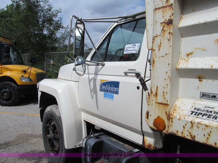 image for item J3421 1996 Ford F700 dump truck