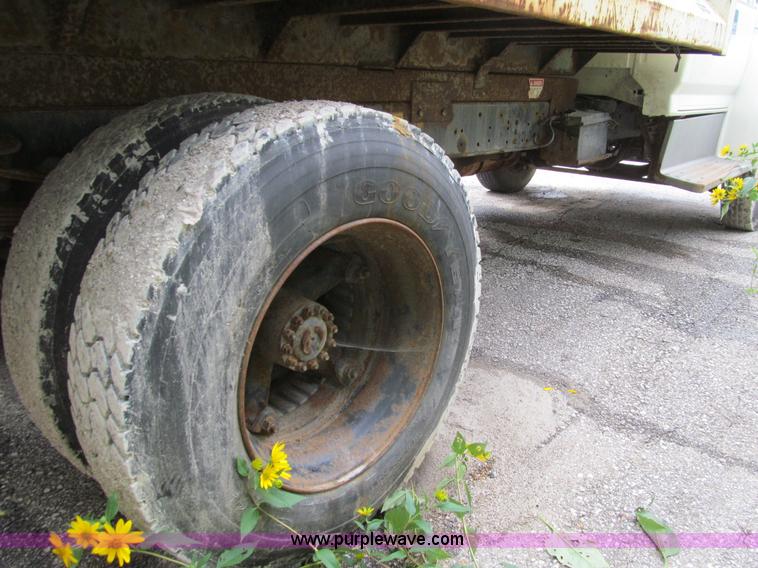 image for item J3421 1996 Ford F700 dump truck