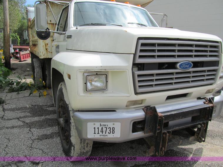 image for item J3421 1996 Ford F700 dump truck