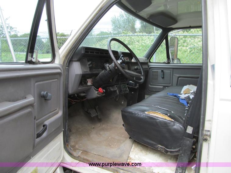 image for item J3421 1996 Ford F700 dump truck