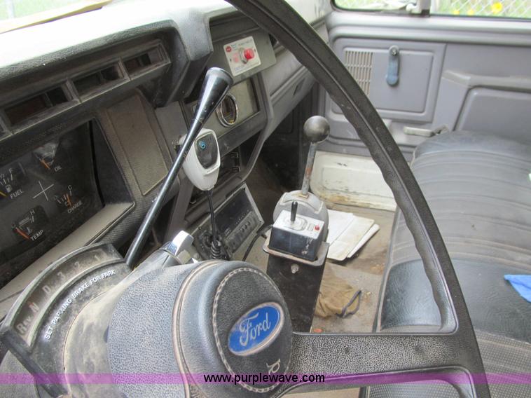 image for item J3421 1996 Ford F700 dump truck