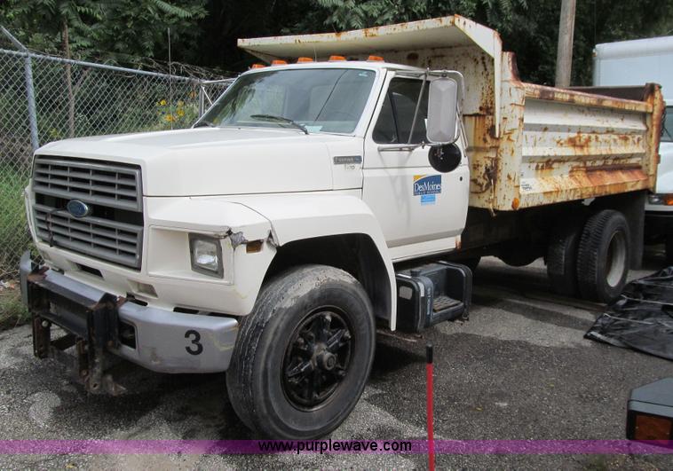 image for item J3421 1996 Ford F700 dump truck