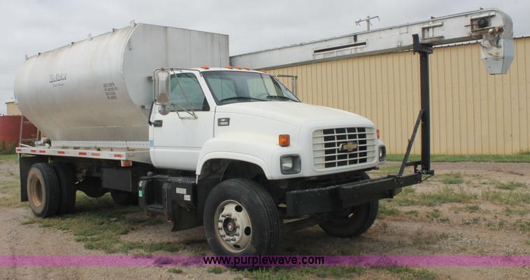 image for item AJ9344 2001 Chevrolet C7500 feed delivery truck