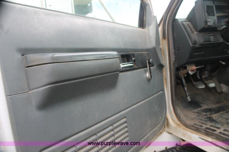 image for item AJ9344 2001 Chevrolet C7500 feed delivery truck