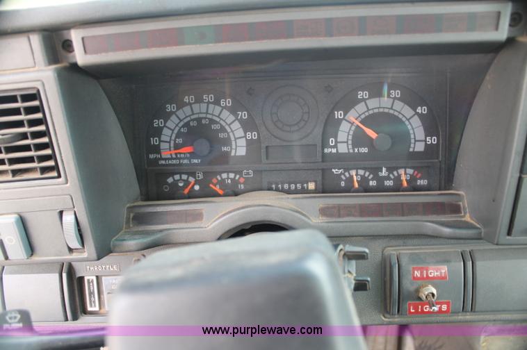 image for item AJ9344 2001 Chevrolet C7500 feed delivery truck