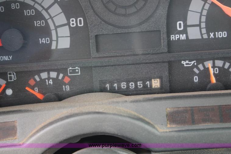 image for item AJ9344 2001 Chevrolet C7500 feed delivery truck