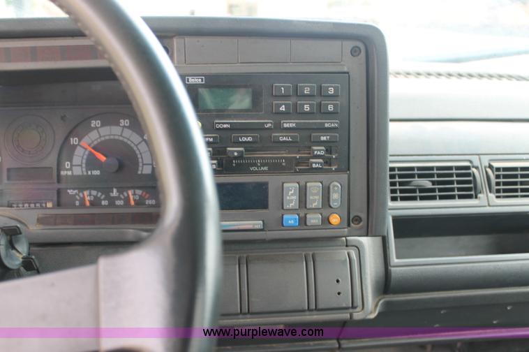 image for item AJ9344 2001 Chevrolet C7500 feed delivery truck