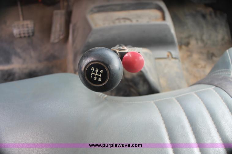 image for item AJ9344 2001 Chevrolet C7500 feed delivery truck