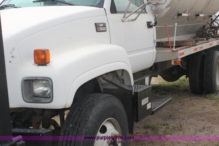 image for item AJ9344 2001 Chevrolet C7500 feed delivery truck