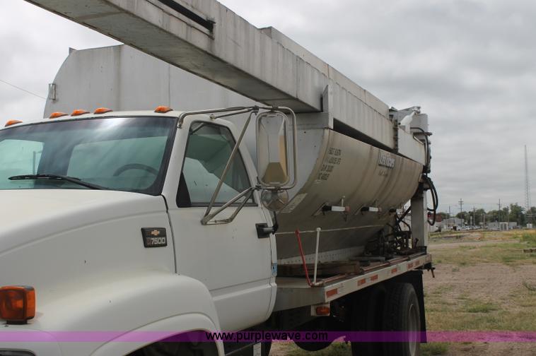 image for item AJ9344 2001 Chevrolet C7500 feed delivery truck