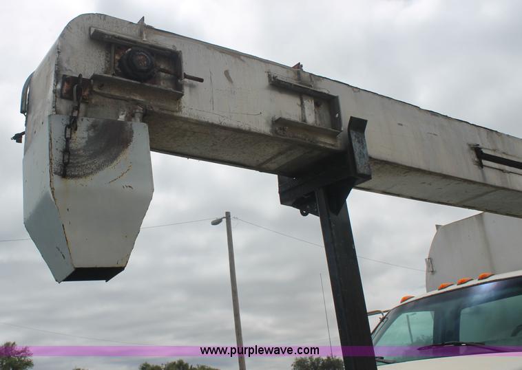 image for item AJ9344 2001 Chevrolet C7500 feed delivery truck