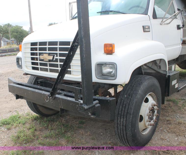image for item AJ9344 2001 Chevrolet C7500 feed delivery truck
