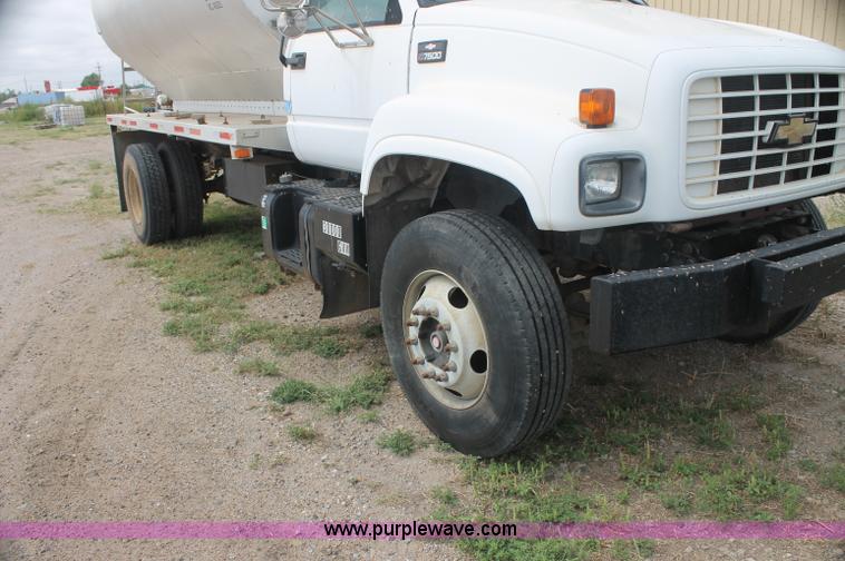 image for item AJ9344 2001 Chevrolet C7500 feed delivery truck