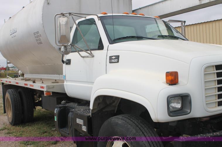 image for item AJ9344 2001 Chevrolet C7500 feed delivery truck