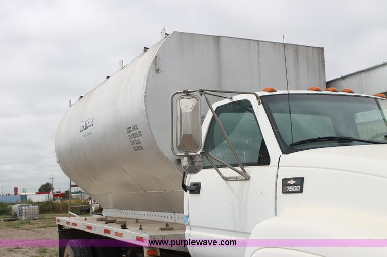 image for item AJ9344 2001 Chevrolet C7500 feed delivery truck