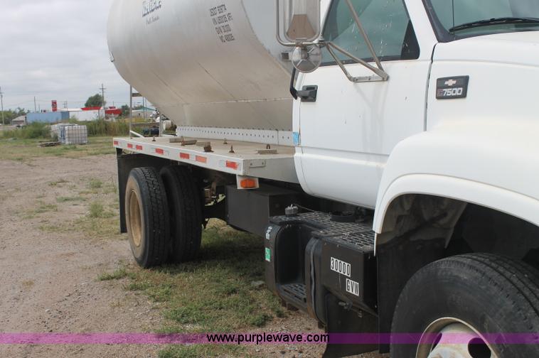 image for item AJ9344 2001 Chevrolet C7500 feed delivery truck