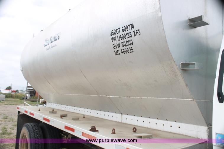 image for item AJ9344 2001 Chevrolet C7500 feed delivery truck