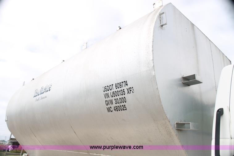 image for item AJ9344 2001 Chevrolet C7500 feed delivery truck