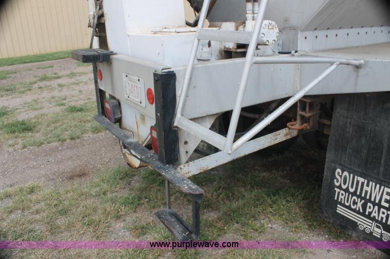 image for item AJ9344 2001 Chevrolet C7500 feed delivery truck