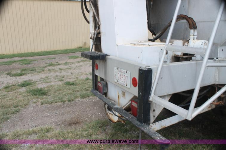 image for item AJ9344 2001 Chevrolet C7500 feed delivery truck