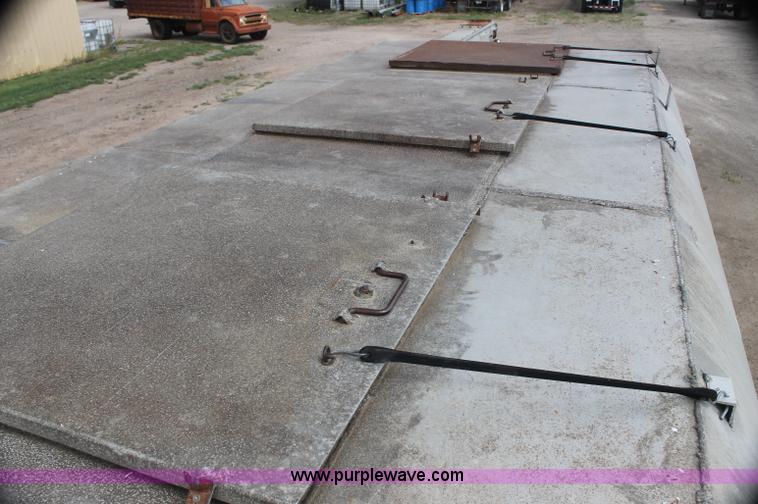 image for item AJ9344 2001 Chevrolet C7500 feed delivery truck