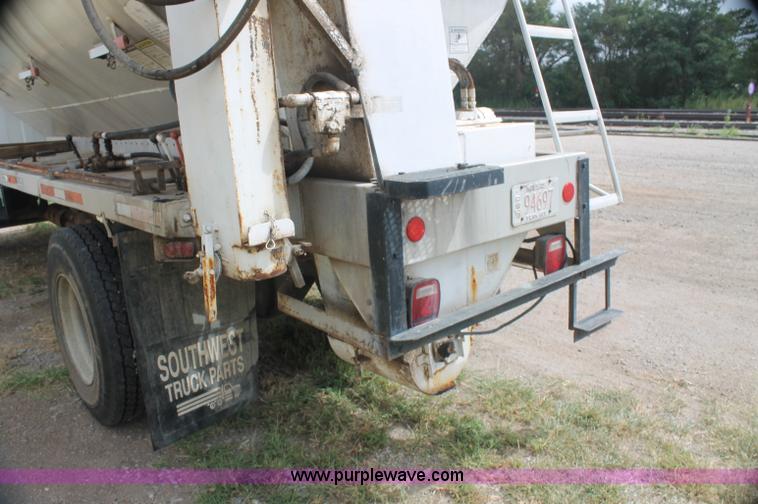 image for item AJ9344 2001 Chevrolet C7500 feed delivery truck