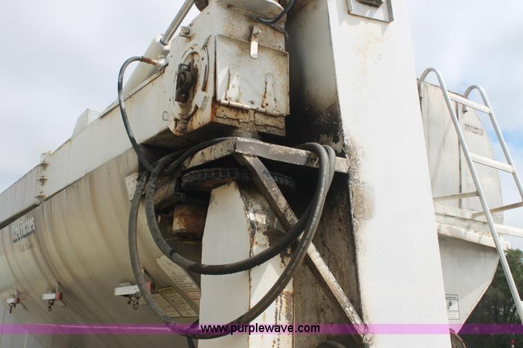 image for item AJ9344 2001 Chevrolet C7500 feed delivery truck