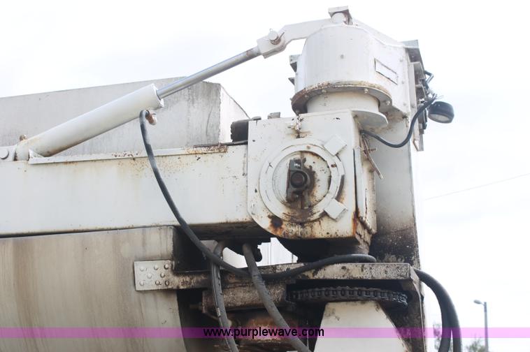 image for item AJ9344 2001 Chevrolet C7500 feed delivery truck