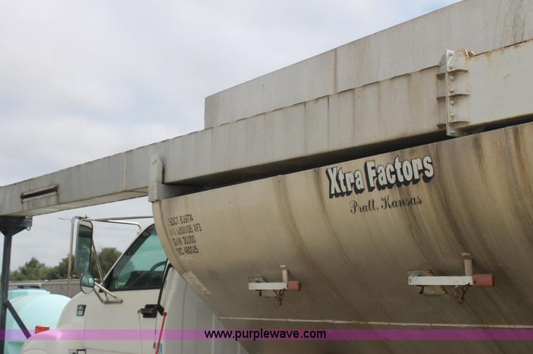 image for item AJ9344 2001 Chevrolet C7500 feed delivery truck