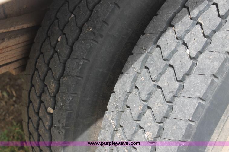 image for item AJ9344 2001 Chevrolet C7500 feed delivery truck