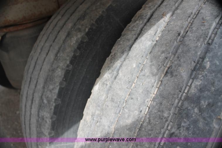 image for item AJ9346 2001 Wilson DWH-400 hopper grain trailer