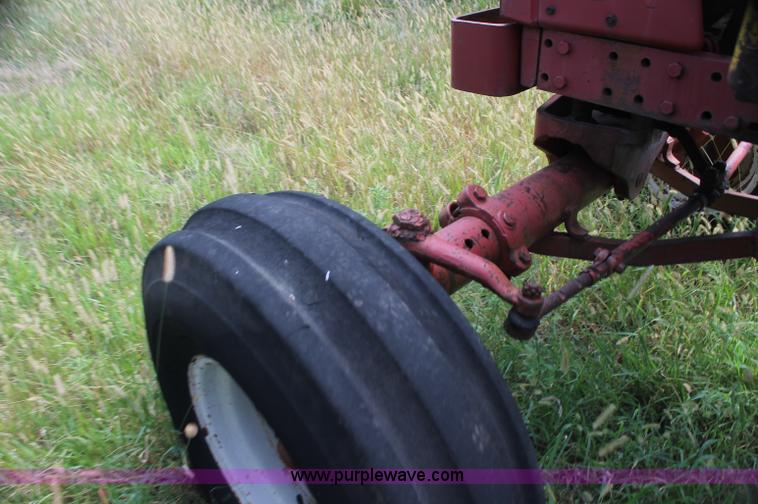 image for item AJ9349 International Farmall 1456 tractor