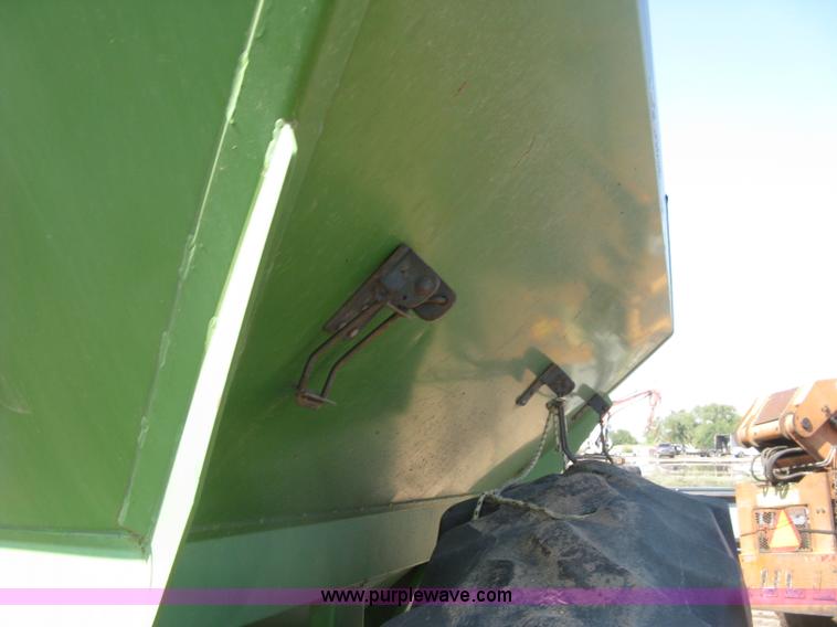 image for item E7973 Brent GC420 grain cart